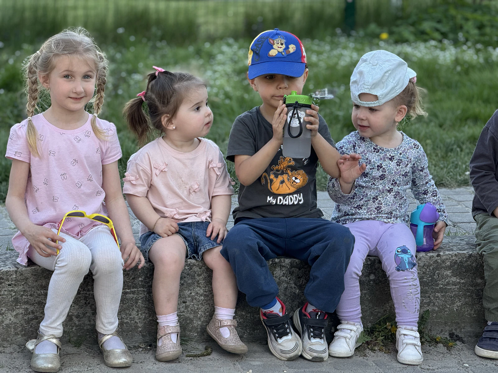 Діти разом досліджують світ на прогулянці